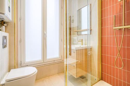 巴黎Appartement proche Parc Monceau #ArcDeTriomphe-II的一间带卫生间和玻璃淋浴间的浴室