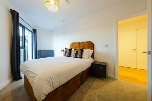 布里斯托Hotwells apartments flat 6- Hopewell的一间卧室配有一张大床和木制床头板