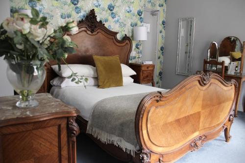 莫尔登Blue Boar Hotel的一间卧室,配有一张床和花瓶