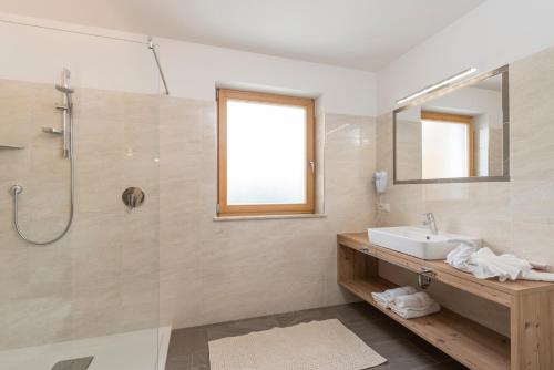 马兰扎Hotel Schmiedhof的一间带水槽和淋浴的浴室