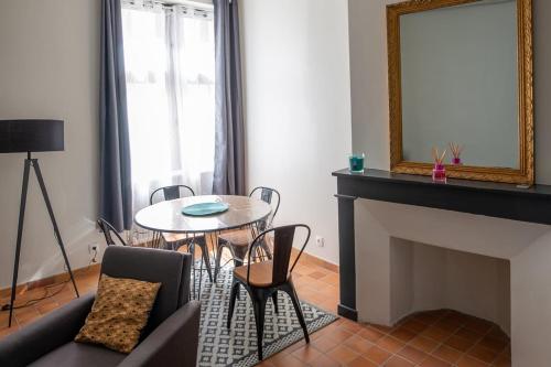 洛什Magnifique appartement hyper centre de Loches的客厅配有桌子和镜子