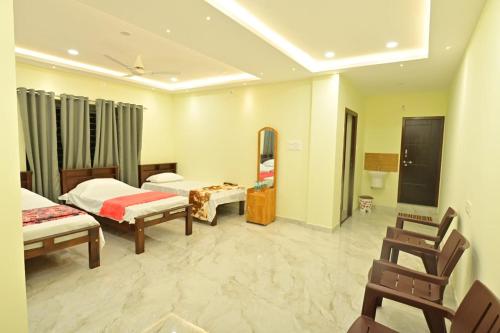 SubrahmanyaGokula Homestay的一间酒店客房,设有两张床和电视
