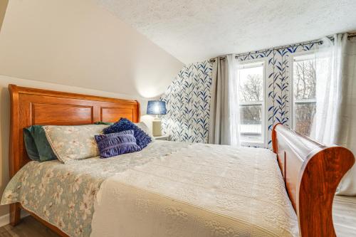 DexterDexter Vacation Rental in Walkable Location!的一间卧室设有一张大床和一个窗户。