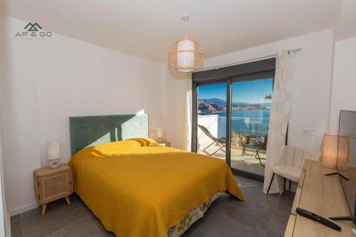 拉海瑞德拉Sky Marina Luxury的一间卧室配有一张床,享有海景