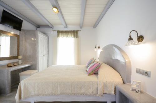 圣乔治我的别墅的白色的卧室设有床和窗户