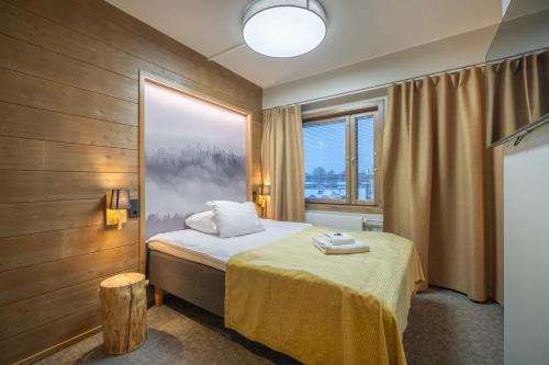 伊瓦洛库塔西普公寓式酒店的一间卧室设有一张床和一个大窗户