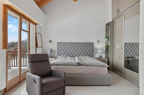 克莱恩 蒙塔纳Magnificent mountain home - 756的一间卧室配有一张床和一把椅子
