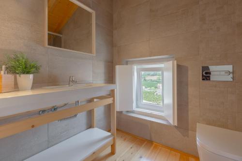 奥比多斯Retiro do Castelo的一间带水槽和窗户的浴室