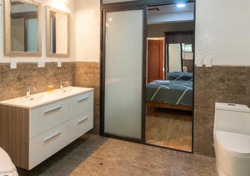 利马Hotel Precursores的一间带水槽和卫生间的浴室以及一间卧室