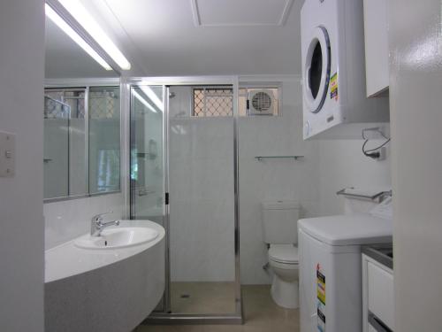 凯恩斯特拉韦德麦克劳德假日公寓的带淋浴、盥洗盆和卫生间的浴室