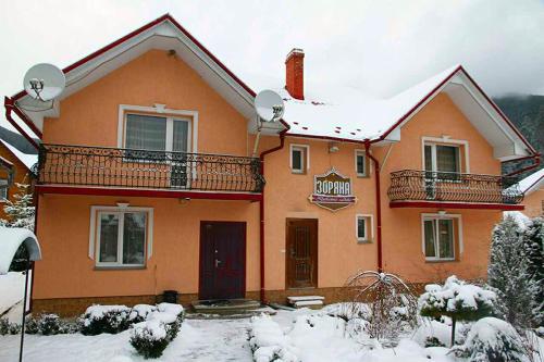 塔塔里夫Zoriana的前面的地面上积雪的房子