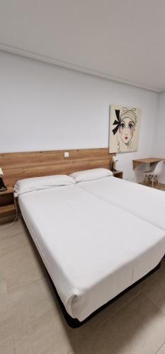 诺哈Apartamentos Gran Socaire de Noja的客房内的一张白色大床,