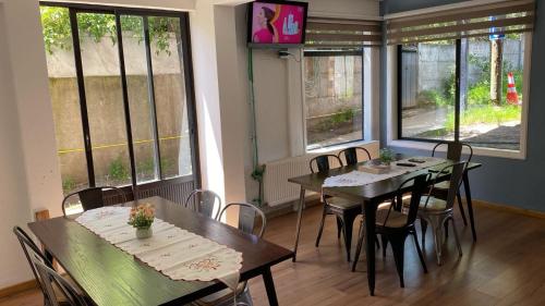 科伊艾科Hostal Sur Y Magia的用餐室设有桌椅和窗户。