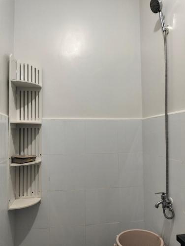 Lapu Lapu CityPlumera Homes的带淋浴和卫生间的白色浴室