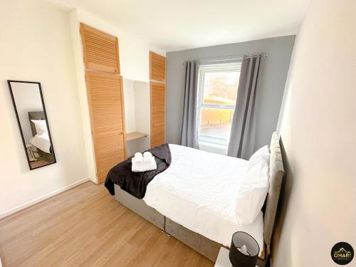 莫珀斯Modern 1 Bed Apartment In Morpeth Town Centre的一间卧室设有一张床和一个窗口