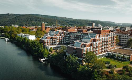 海德堡海德尔堡万豪酒店的河流旁城市的空中景观