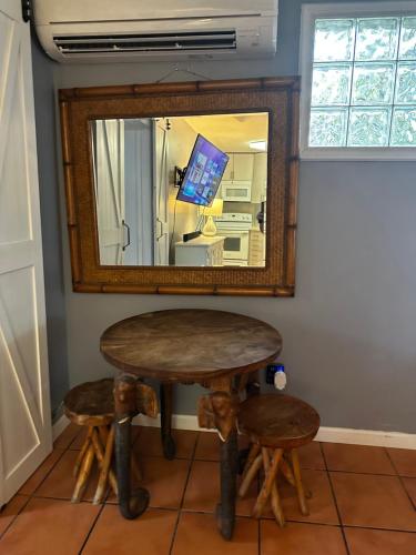基韦斯特Cottage in Stock Island的镜子前的桌子和凳子