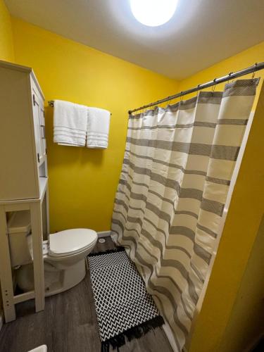 基韦斯特Cottage in Stock Island的一间带卫生间和淋浴帘的浴室