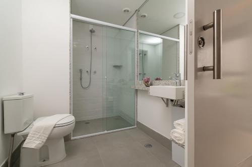 圣保罗EZ Moema Hotel的带淋浴、卫生间和盥洗盆的浴室