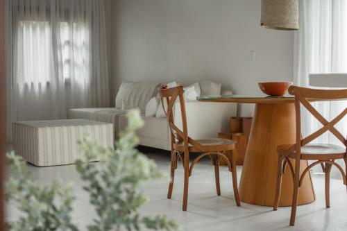 普腊亚罗萨Aurora e Vale的客厅配有桌椅