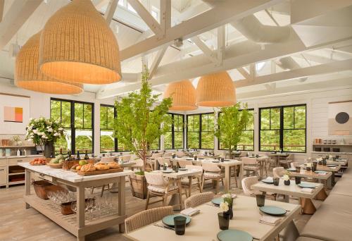 索诺玛麦克阿瑟温泉酒店 的餐厅设有桌椅和大窗户。