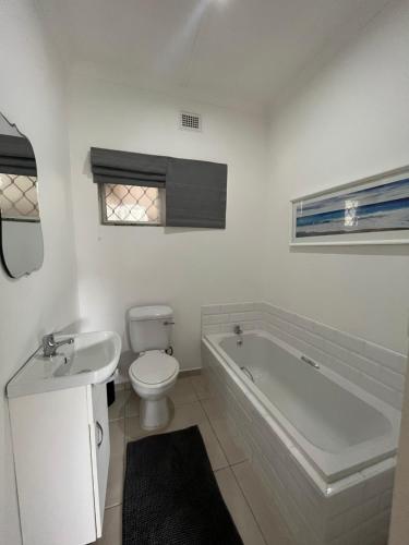 理查兹湾Pompano Corner的带浴缸、卫生间和盥洗盆的浴室