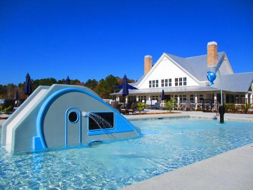 萨凡纳CreekFire RV Resort的游泳池中的蓝色水滑梯