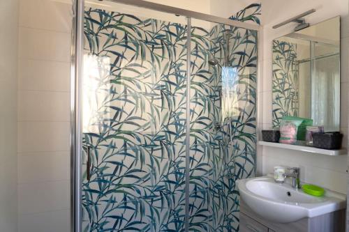 耶索洛BnB Martin的浴室设有竹壁式淋浴。