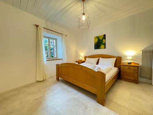 科尔塔恰Ferienwohnungen Palma的一间卧室配有带2个床头柜和1扇窗户的床