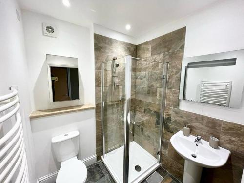 伦敦London Modern Flat near transports的带淋浴、卫生间和盥洗盆的浴室
