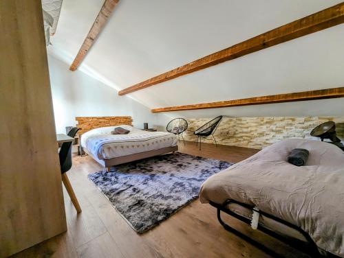 RoubionMagnifique Chalet avec Balnéothérapie的一间卧室设有两张床和砖墙