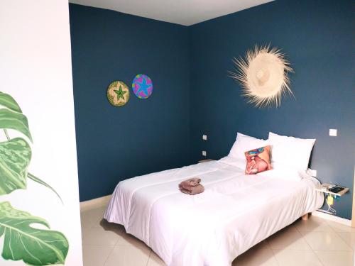 阿加迪尔Large Sea view studio的卧室配有白色大床和蓝色的墙壁