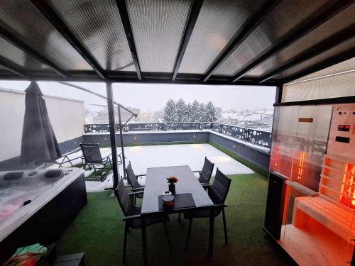 瓦拉日丁Arcobaleno Apartments & Rooms的一个带桌椅的庭院和一个游泳池