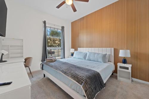 圣地亚哥Pineapple Haven的一间卧室设有一张大床和一个窗户。