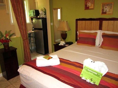 罗索纳拉吉尔旅馆的酒店客房,配有带毛巾的床