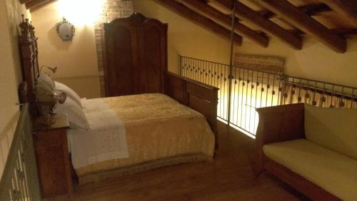 Neviglie厄尔克拉纳农家乐的一间卧室配有一张床和一张沙发