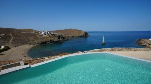Merchia BeachSea Rock & Sky Private Mykonos Residence的海景游泳池