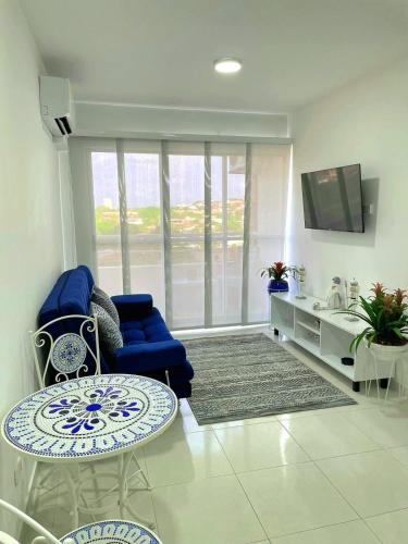 卡塔赫纳Apartamento muy cerca al Mar de 3 habitaciones的客厅配有蓝色的沙发和桌子