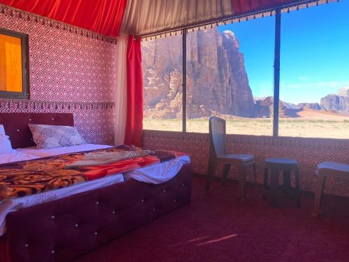 瓦迪拉姆Milky Way Nights Camp的一间带沙发床的卧室,享有沙漠美景