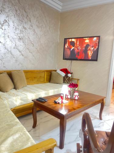 Ghār al MilḩSeaside Guest House的客厅配有沙发和桌子