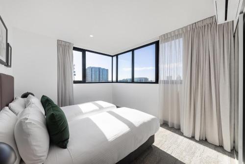 吉朗Quest Geelong Central的白色卧室设有床和大窗户
