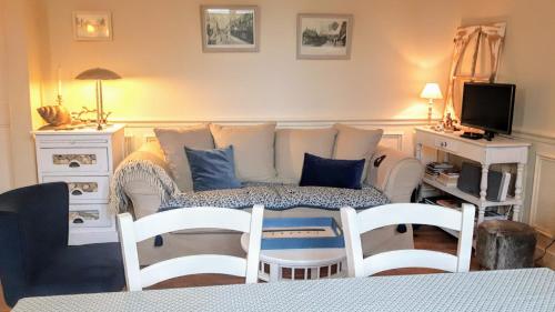 卡布尔Le Cottage de la Plage - 2ch, 2 SDB - Terrasse - Déco de charme - 500m plage的客厅配有沙发和两把椅子