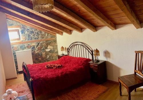 帕雷斯阿吉萨那Friends的一间卧室配有红色的床和红色毯子