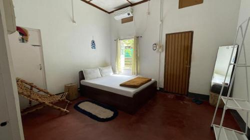 焦尔哈德Assam Villa - by Storyweavers Retreat的一间小卧室,配有床和窗户