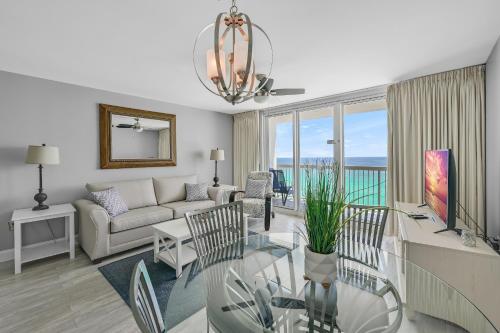 德斯坦Pelican Beach Resort by Tufan的客厅配有沙发和桌子