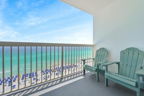 德斯坦Pelican Beach Resort by Tufan的阳台上配有两把椅子,可俯瞰海滩