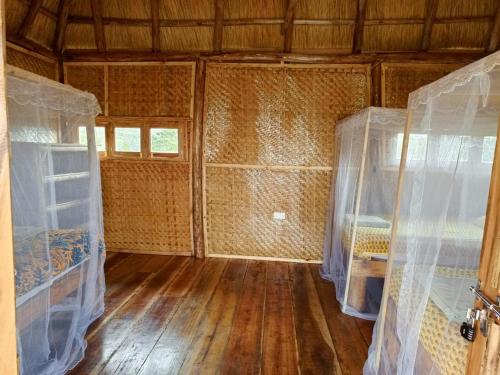 波特尔堡Mwamba Kelele Lodge的客房设有两张双层床,铺有木地板。