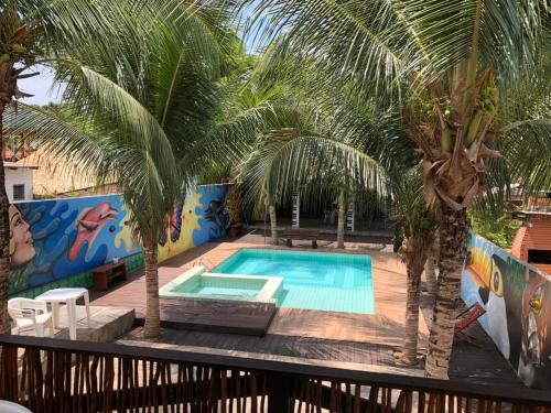 阿尔特杜尚Pousada Tupaiú的甲板上种有棕榈树的游泳池