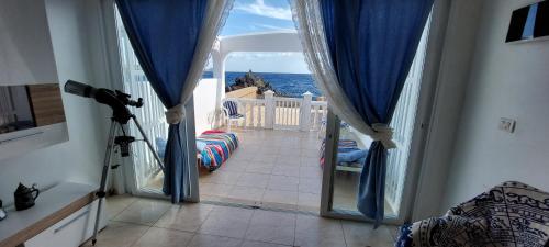 德尔锡伦西奥海岸SEA VIEW in Silent Residence South TENERIFE的客房拥有玻璃门,享有海景。