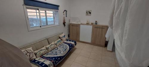 德尔锡伦西奥海岸SEA VIEW in Silent Residence South TENERIFE的带沙发和窗户的客厅